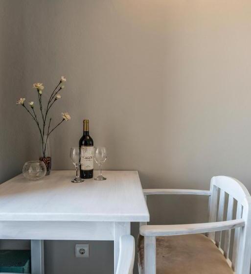 חדר דלוקס, Lagos Village