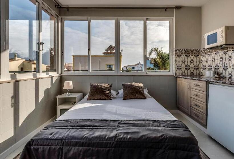 חדר דלוקס, Lagos Village