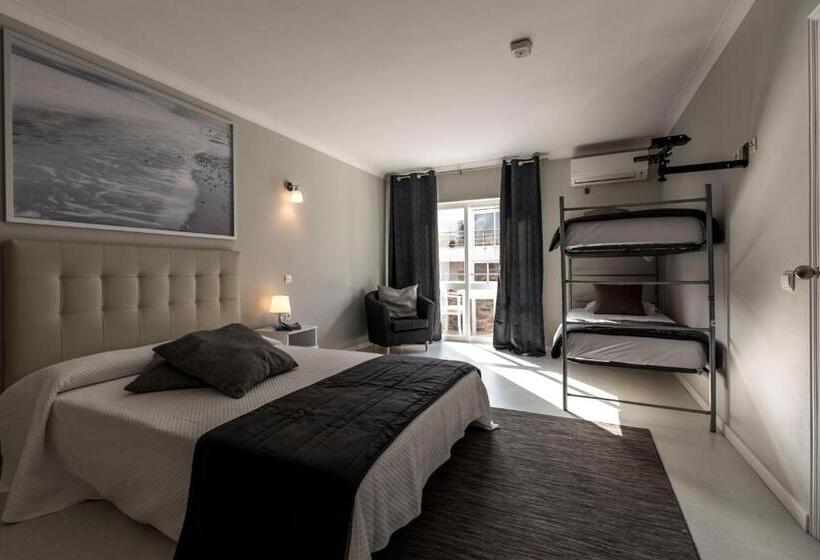 חדר בסיסי לשלושה, Lagos Village