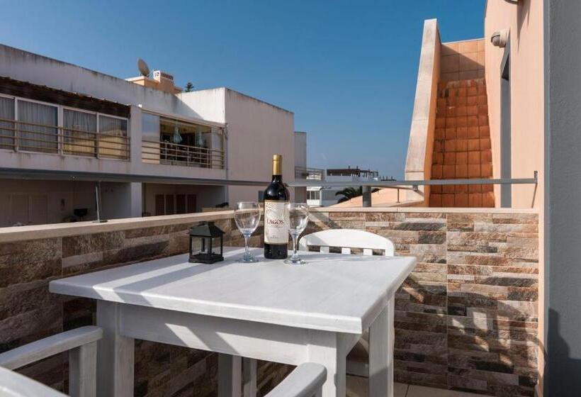 חדר בסיסי לשלושה, Lagos Village