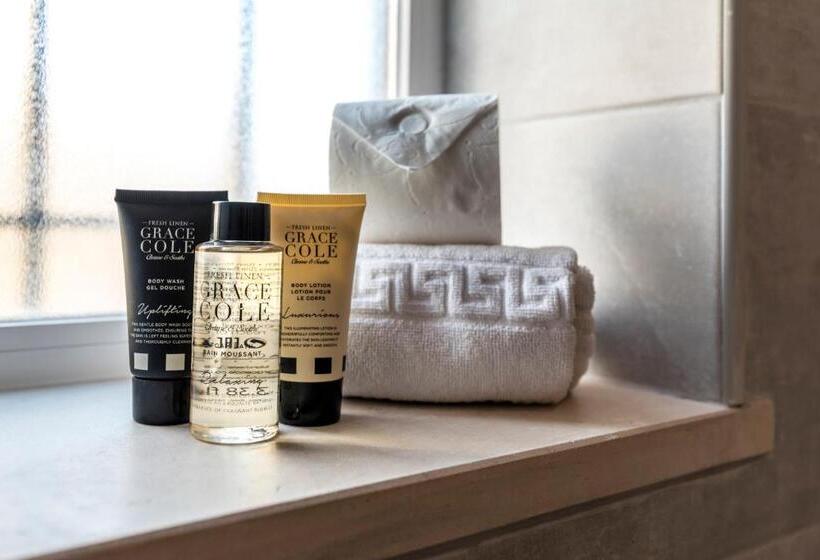 חדר בסיסי לשלושה, Lagos Village