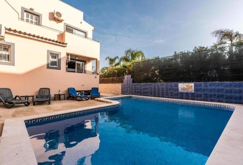 חדר אקונומי, Lagos Village