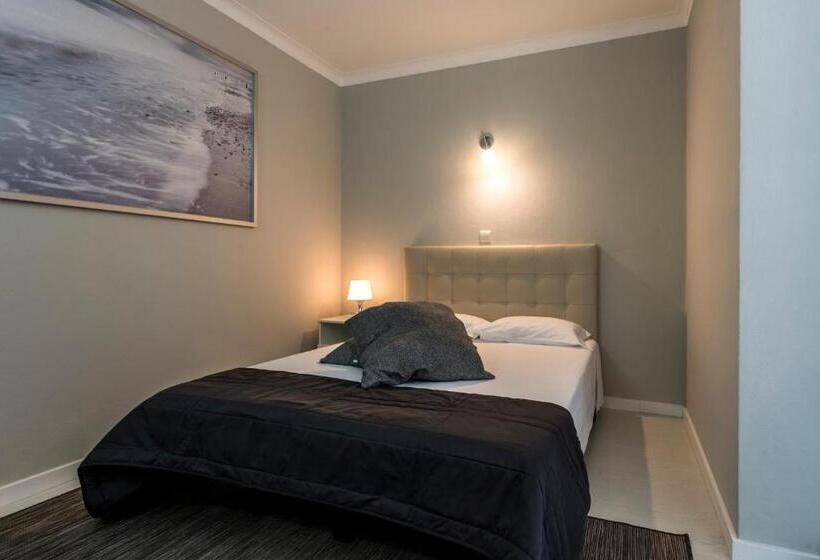 חדר אקונומי, Lagos Village