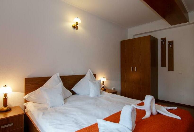 غرفة قياسية, The Guesthouse