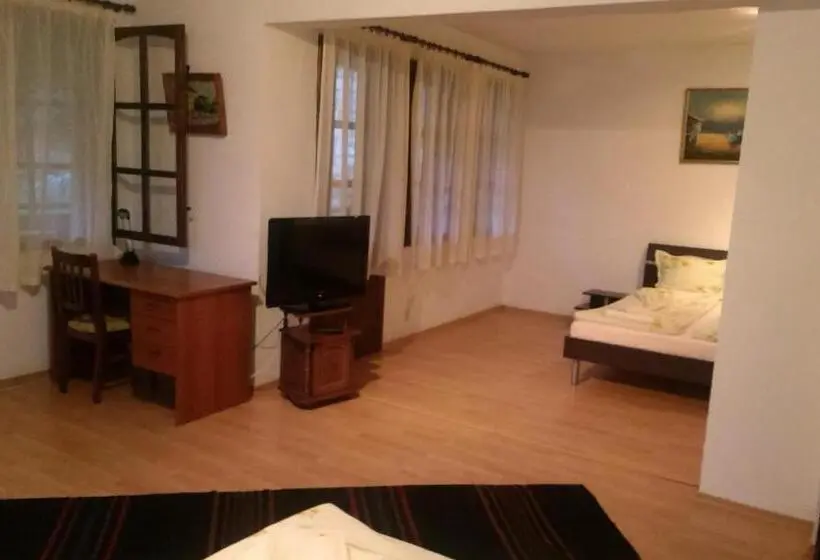 اتاق استاندارد چهارنفره با بالکن, Villa Nasco