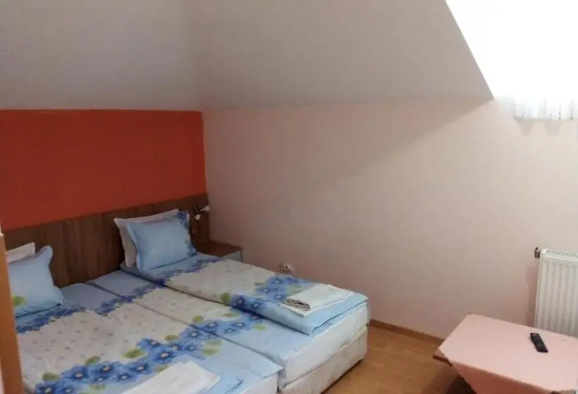 اتاق استاندارد سه نفره, Aleks Guest House