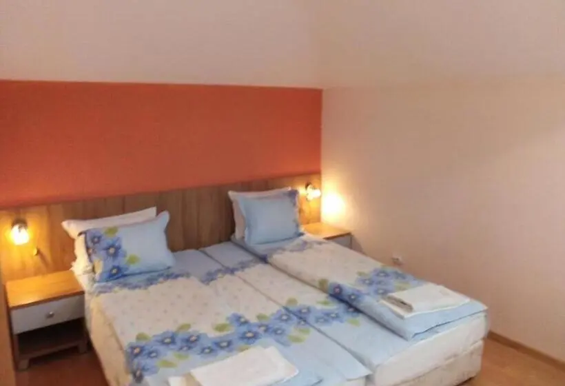 اتاق استاندارد سه نفره, Aleks Guest House