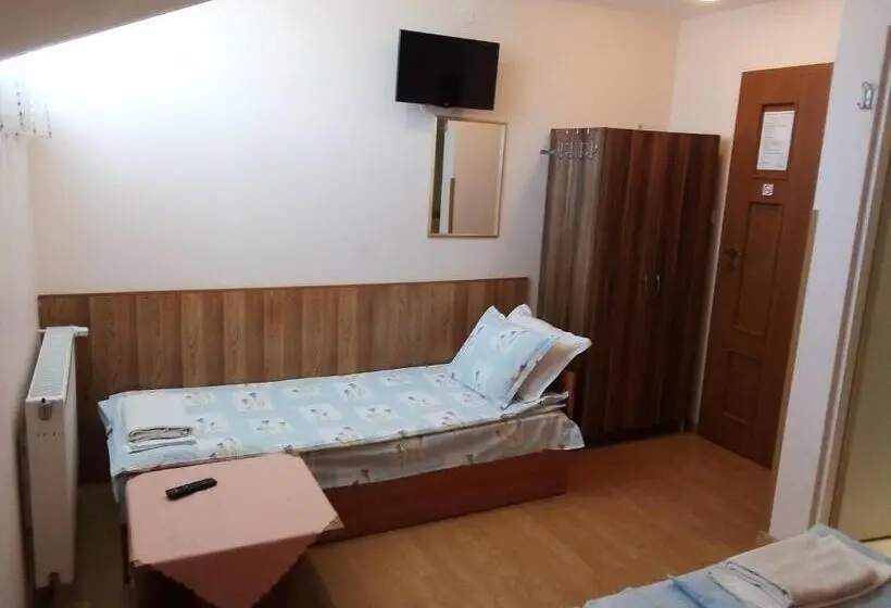 اتاق استاندارد سه نفره, Aleks Guest House