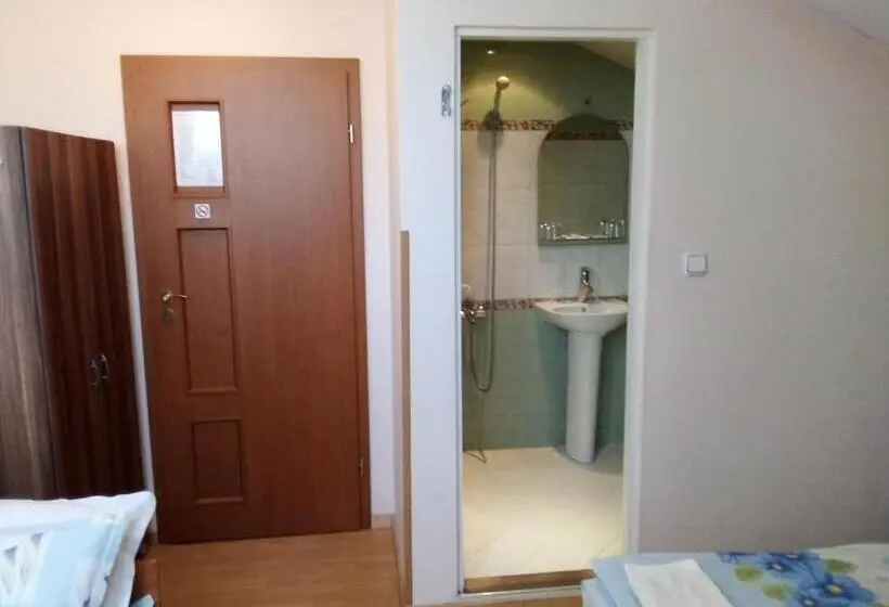 اتاق استاندارد سه نفره, Aleks Guest House