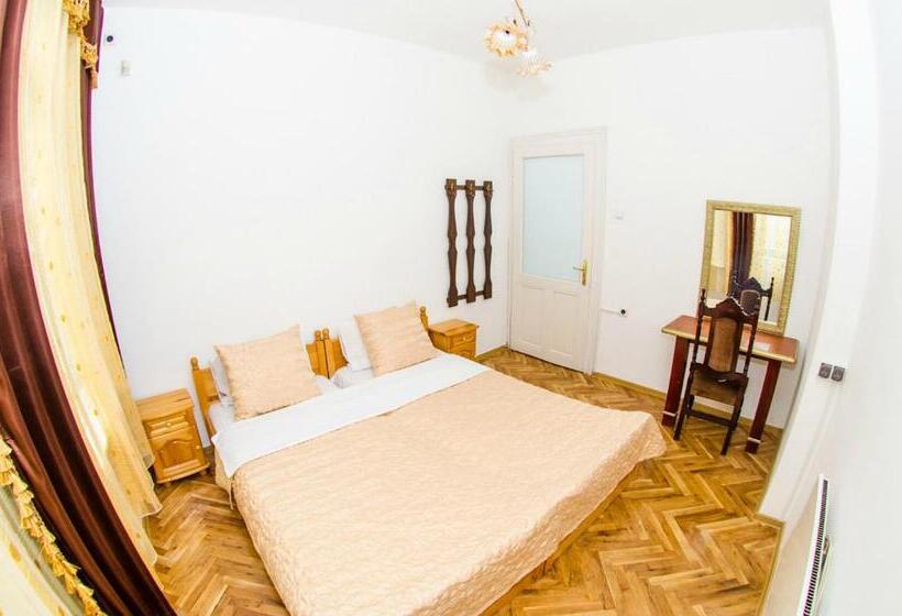 חדר סטנדרט עם מרפסת, Central Guesthouse Five Corners