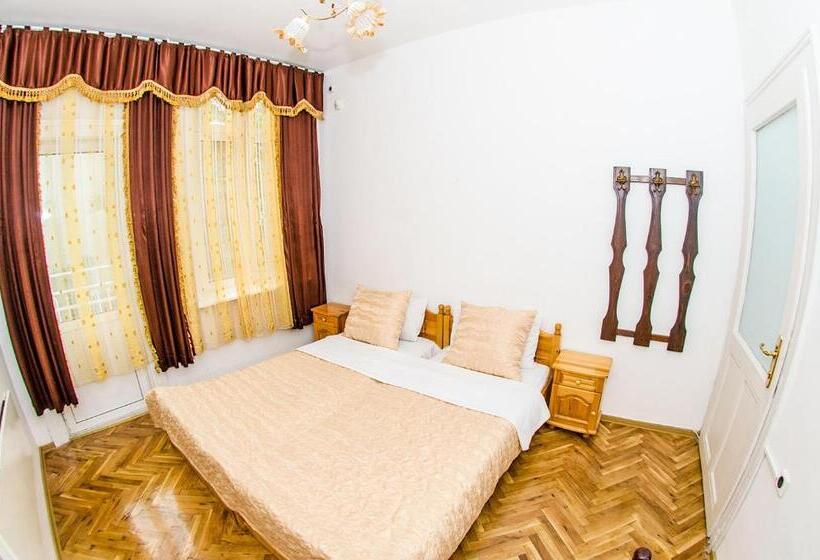 Номер Стандарт с Балконом, Central Guesthouse Five Corners