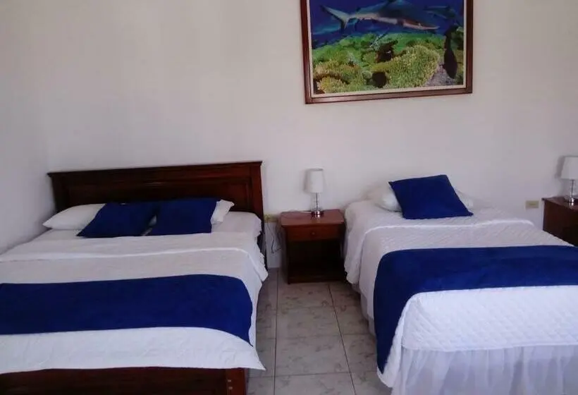 اتاق استاندارد سه نفره, Hostal Las Fragatas