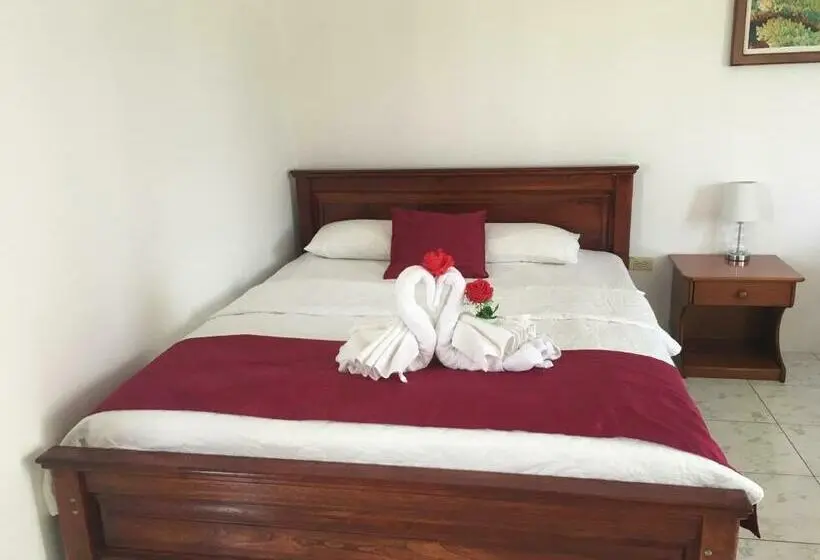 اتاق استاندارد سه نفره, Hostal Las Fragatas