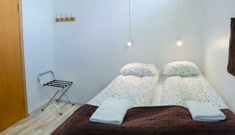 اتاق استاندارد با سرویس بهداشتی مشترک, Hunkubakkar Guesthouse