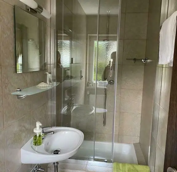 Standard Yhden Hengen Huone, Haus Kärnten