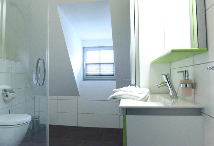 استودیوی استاندارد, Pension Typisch Naumburg