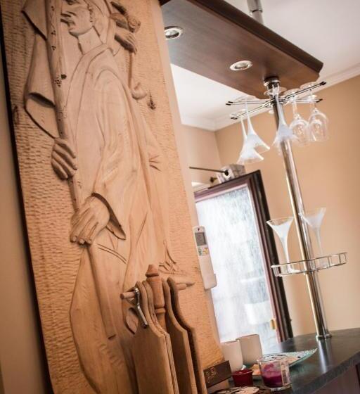 آپارتمان 1 خوابه, Hubert Varga