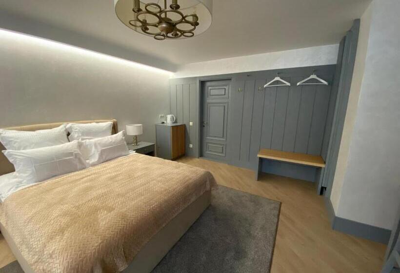 اتاق لوکس, Sadyba Lisova