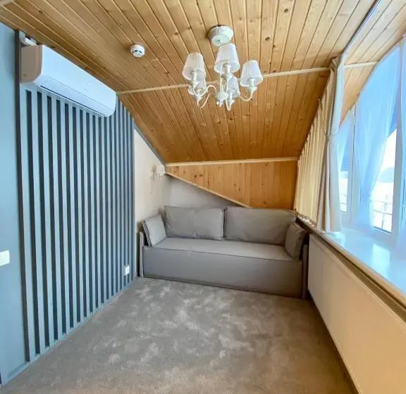 Habitació Familiar Deluxe, Sadyba Lisova