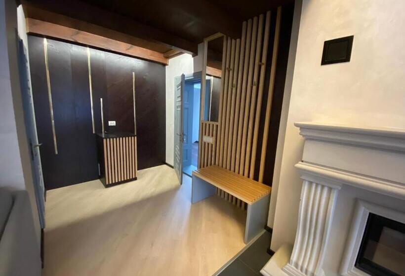 اتاق لوکس با تخت بزرگ, Sadyba Lisova