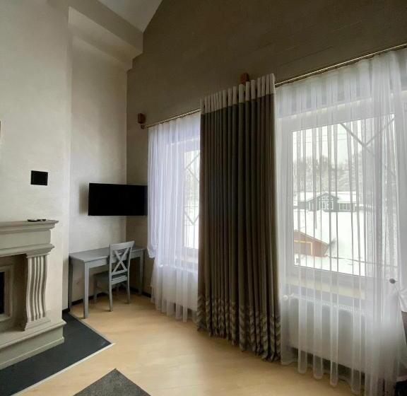 اتاق لوکس با تخت بزرگ, Sadyba Lisova