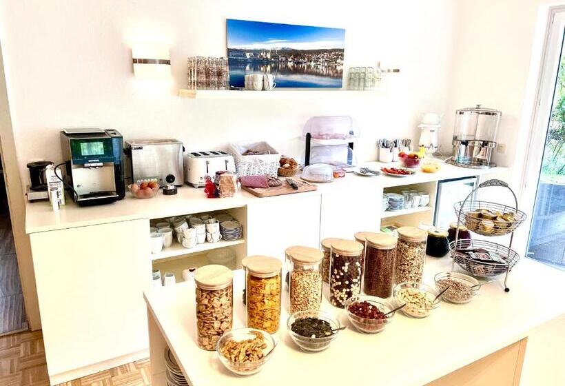 חדר סטנדרט עם מרפסת ונוף לגינה, Gästehaus Genf