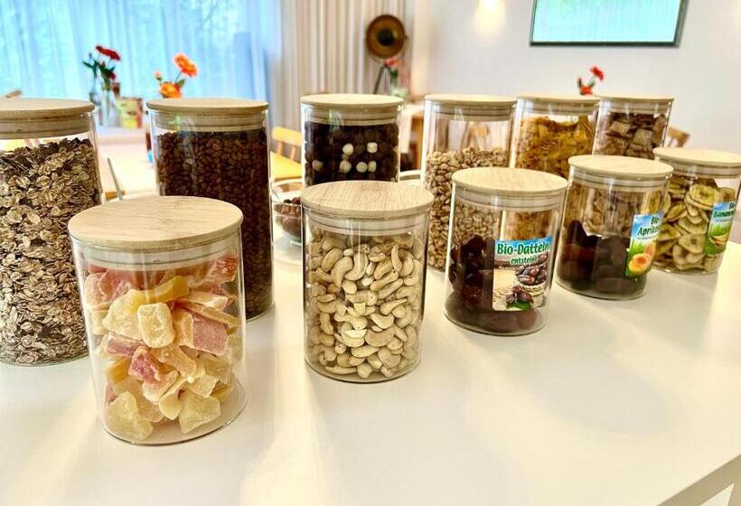 חדר סטנדרט עם מרפסת ונוף לגינה, Gästehaus Genf