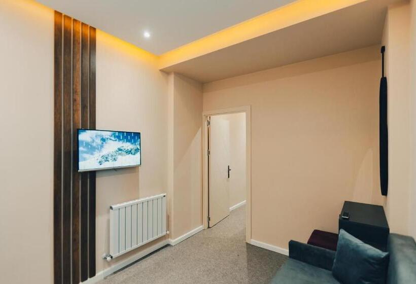 اتاق خانوادگی, Eleven Hotel Baku