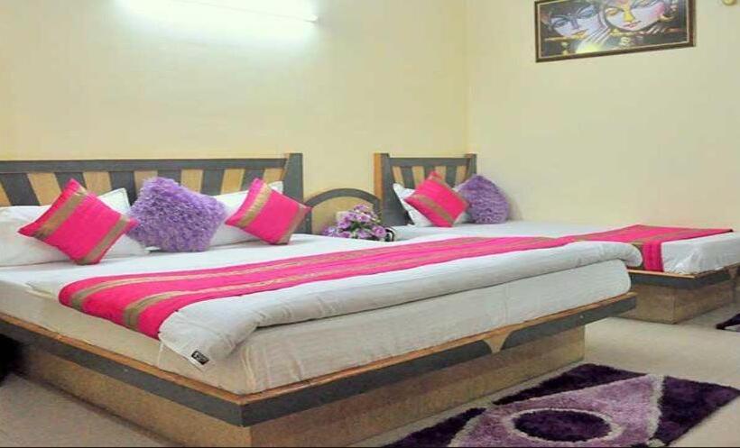 Family Room, Majors Den