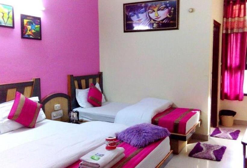 Family Room, Majors Den