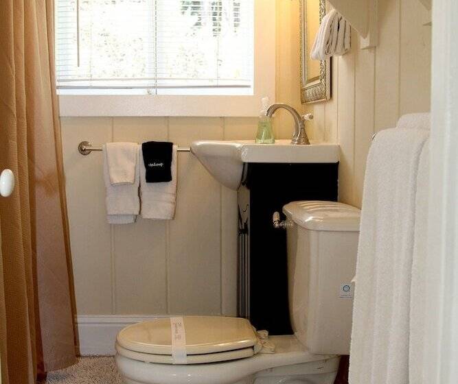 منزل غرفة نوم واحدة, Monarch Cove Inn