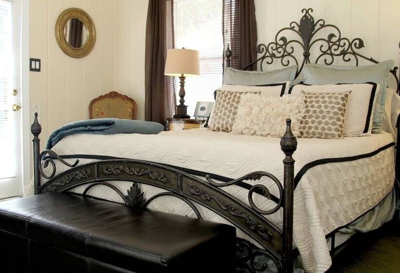 منزل غرفة نوم واحدة, Monarch Cove Inn