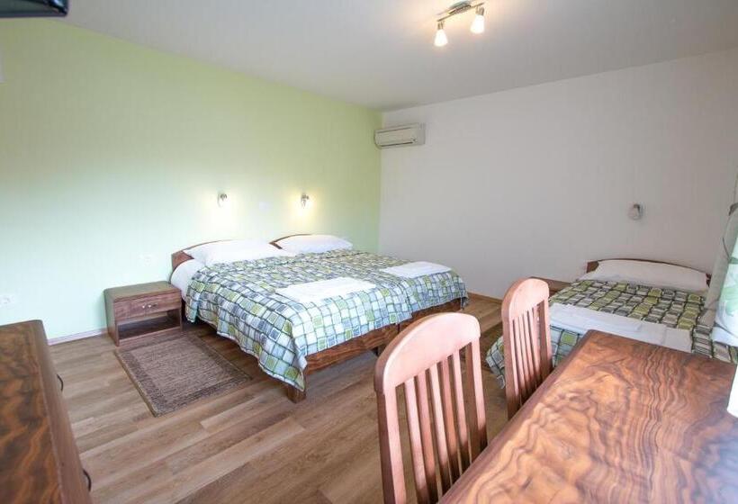 اتاق استاندارد سه نفره, Tourist Farm Megušar