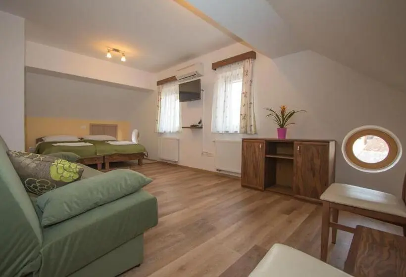 اتاق استاندارد چهار تخته, Tourist Farm Megušar