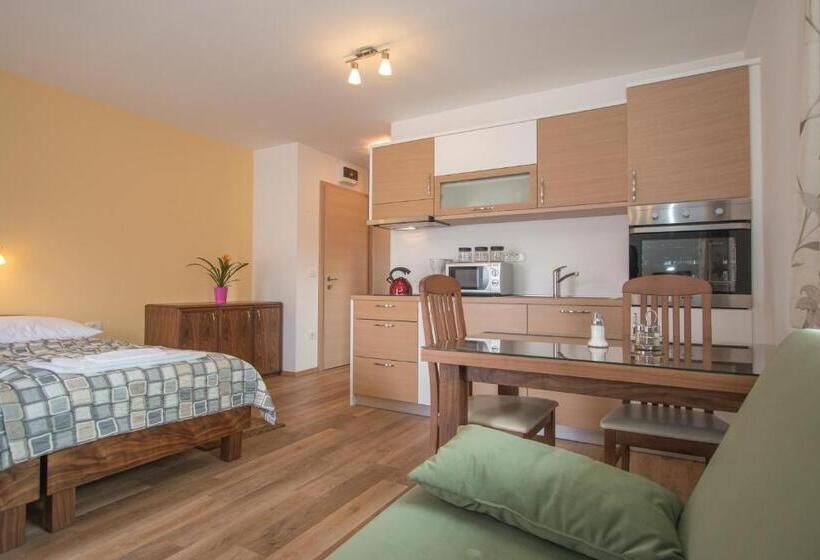 استودیوی استاندارد, Tourist Farm Megušar