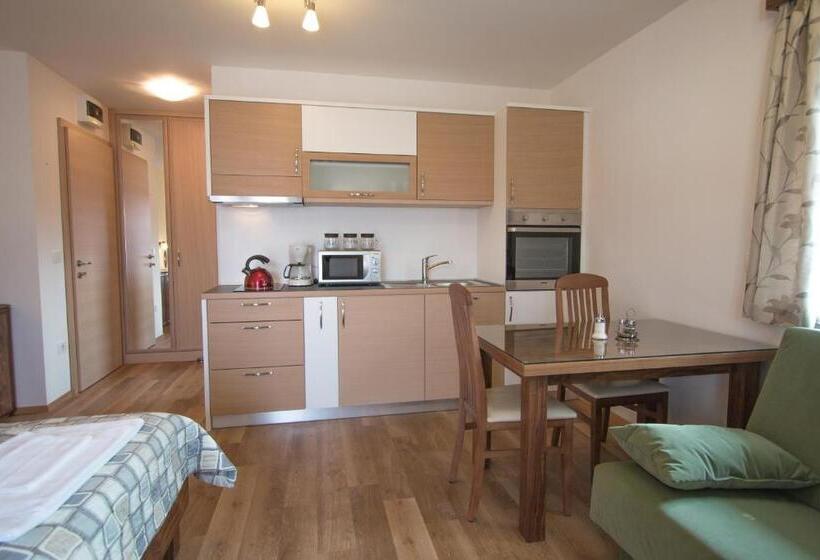 استودیوی استاندارد, Tourist Farm Megušar