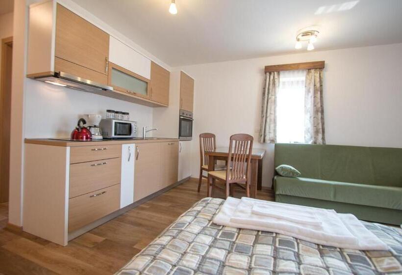 استودیوی استاندارد, Tourist Farm Megušar