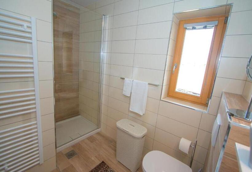 استودیوی استاندارد, Tourist Farm Megušar