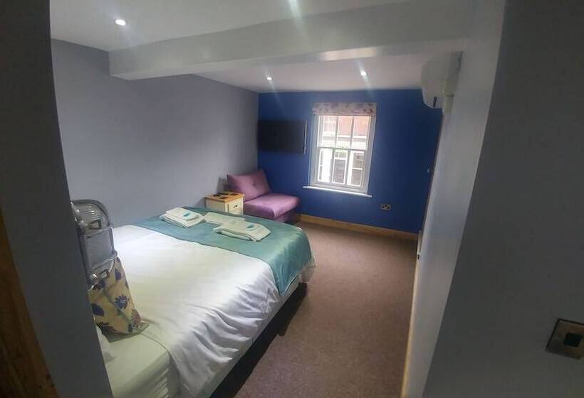 Номер Стандарт, The Feathers