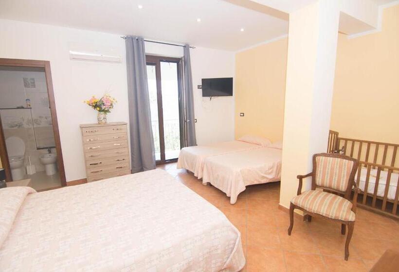 חדר בסיסי לשלושה, Il Falco Del Cilento