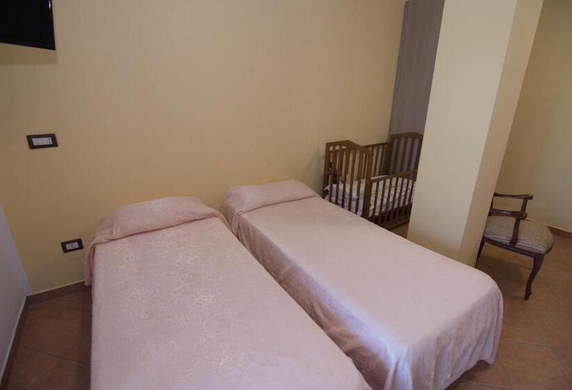 חדר בסיסי לשלושה, Il Falco Del Cilento