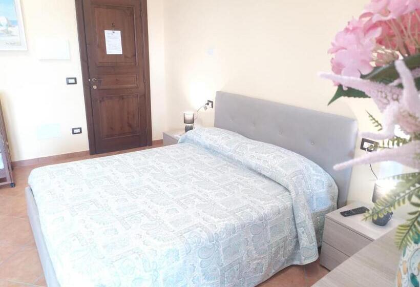 חדר בסיסי לשלושה, Il Falco Del Cilento