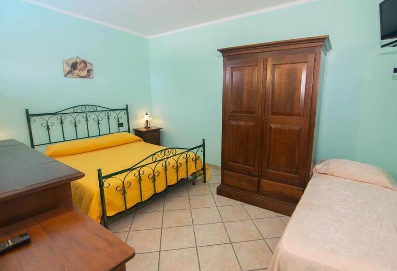 חדר משפחתי, Il Falco Del Cilento