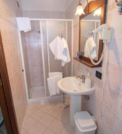 חדר משפחתי, Il Falco Del Cilento