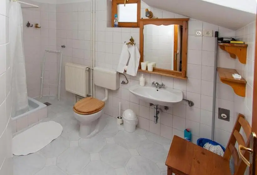 Standardi kolmen hengen huone ulkopuolinen kylpyhuone, Amadeus Vendégház