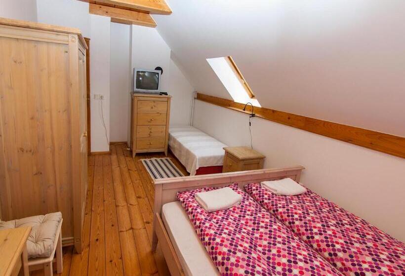 Стандартный внешний трехместный номер с ванной комнатой, Amadeus Vendégház