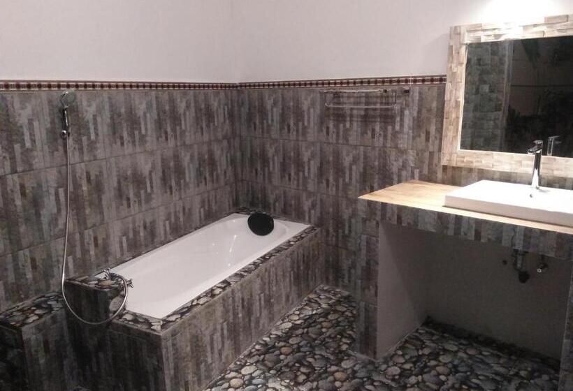 חדר משפחתי, Villa Wedang