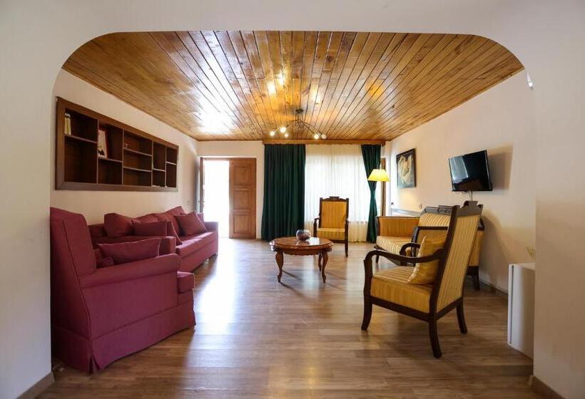 اتاق استاندارد سه نفره, Isev Kvareli