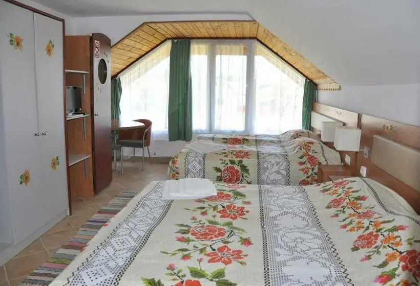 اتاق استاندارد چهار تخته, Pensiune Muzeu Traditional Poveste In Transilvania