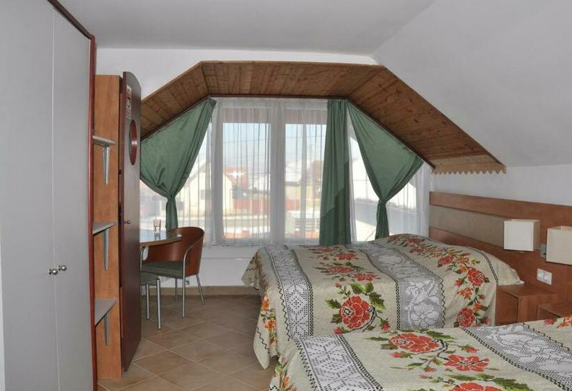 غرفة قياسية رباعية, Pensiune Muzeu Traditional Poveste In Transilvania